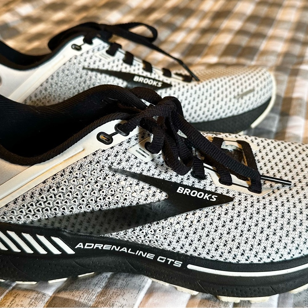 Brooks Adrenaline GTS womens White and Black Athletic Shoes. Worn couple times.